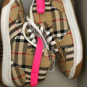 Burberry size 32 girls sneakers